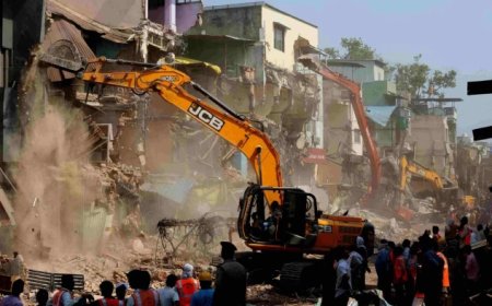 हाईकोर्ट से याचिका खारिज होने के बाद पांच मंजिला इमारत पर चली कार्रवाई, भारी पुलिस बल रहा तैनात
