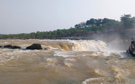 मानसूनी ब्रेक के बाद जबलपुर के भेड़ाघाट में शुरू हुआ नौकायन, संगमरमर की चट्टानों के बीच उमड़े पर्यटक