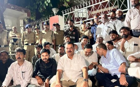 राहुल गांधी की गिरफ्तारी के विरोध में कांग्रेस कार्यकर्ताओं का प्रदर्शन, निर्वाचन आयोग दफ्तर के बाहर दिया धरना