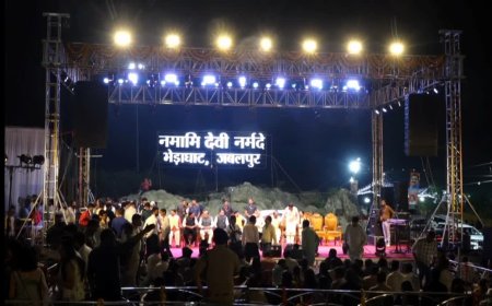 भेड़ाघाट में 21वें नर्मदा महोत्सव का भव्य आगाज, जसविंदर नरूला और सुनील लोधी की गायकी ने बांधा समां