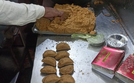 कभी बस कंडक्टर रहे गणेश तिवारी की अनोखी कहानी, 5 हजार से शुरू की 'श्री गणेश गुजिया' दुकान अब कमा रही लाखों