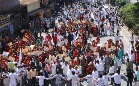 महात्मा गांधी जयंती पर बंजारा समाज का उग्र प्रदर्शन, एसटी आरक्षण की मांग को लेकर कलेक्ट्रेट पहुंचे लोग