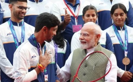 एशियन गेम्स पदक विजेता जय मीणा और कोच सुदेश सांगते से मिले पीएम मोदी, रैकेट और बॉल भेंट कर किया सम्मानित