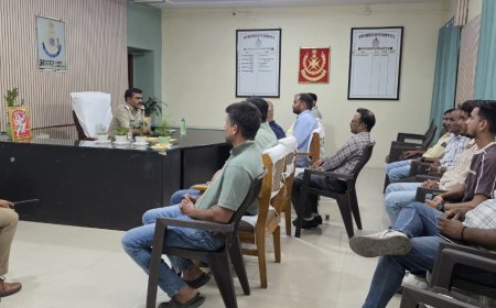 पीछे बैठने वाले सवारी के लिए भी हेलमेट पर जोर, पुलिस अधीक्षक ने दिए नए नवाचार के सुझाव
