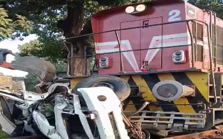 अमरकंटक ताप विद्युत केंद्र की लोको ट्रेन से भिड़ी पिकअप, बिना फाटक के रेलवे क्रॉसिंग पर हुआ हादसा