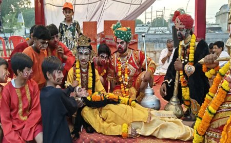 सेठानी घाट पर 147 साल पुरानी रामलीला की अनूठी परंपरा, तंबाकू के पत्तों में आज भी सुरक्षित हैं जानकी जी के प्राचीन वस्त्र