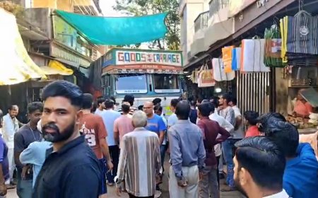 रावटी में टला बड़ा हादसा, अनियंत्रित ट्रक दुकान में घुसा; बाल-बाल बचा व्यापारी का पूरा परिवार