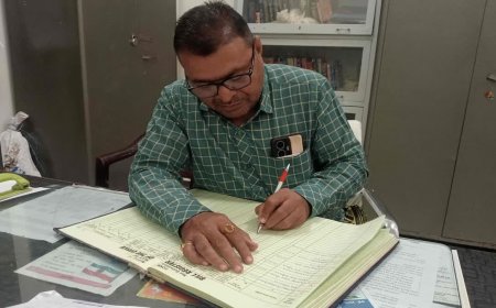 बुरहानपुर जनपद के लिपिक शरद पवार का अनोखा हुनर, दोनों हाथों से लिखते हैं मोतियों जैसे अक्षर