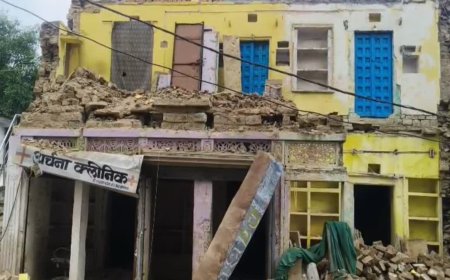 विजयपुर में भरभराकर गिरी जर्जर मकान की ऊपरी मंजिल, मलबे की चपेट में आई बाइक, टला बड़ा हादसा