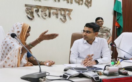 कलेक्टर ने जनसुनवाई में पेश की मानवीय मिसाल, दिव्यांग और बुजुर्ग महिला को दिया अपना पर्सनल नंबर