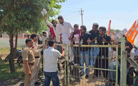 सरकारी स्कूलों की खराब हालत पर युवा कांग्रेस का प्रदर्शन, डीईओ कार्यालय में किया हंगामा