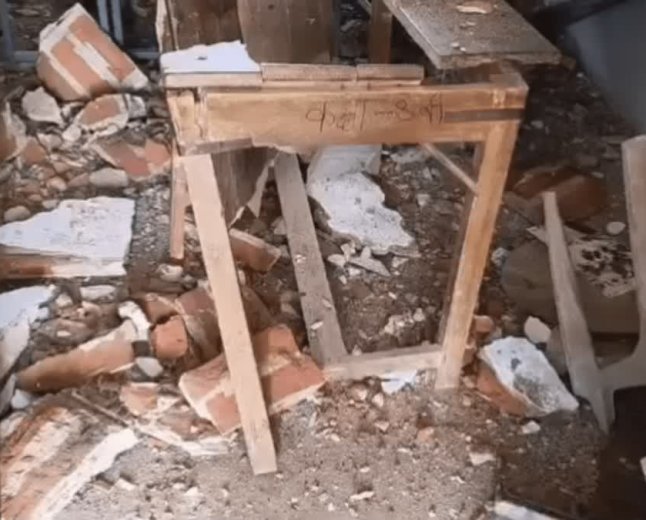क्लास शुरू होने से 15 मिनट पहले गिरा प्लास्टर, छतरपुर के पठा गांव हाई स्कूल की घटना