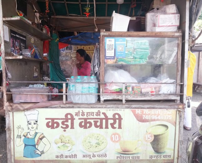 एक मिनट के लिए भी बंद नहीं होती कड़ाही, भुख्खड़ बडी के वीडियो ने रातों-रात ऐसे चमकाई महिला की तकदीर