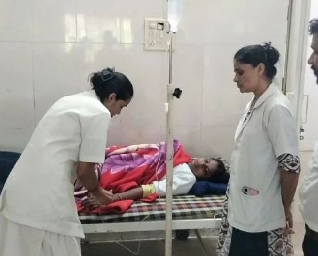 11 दिनों से धरने पर बैठी छात्राओं की बिगड़ी तबीयत, टेंट चोरी होने के बाद खुले आसमान के नीचे आंदोलन