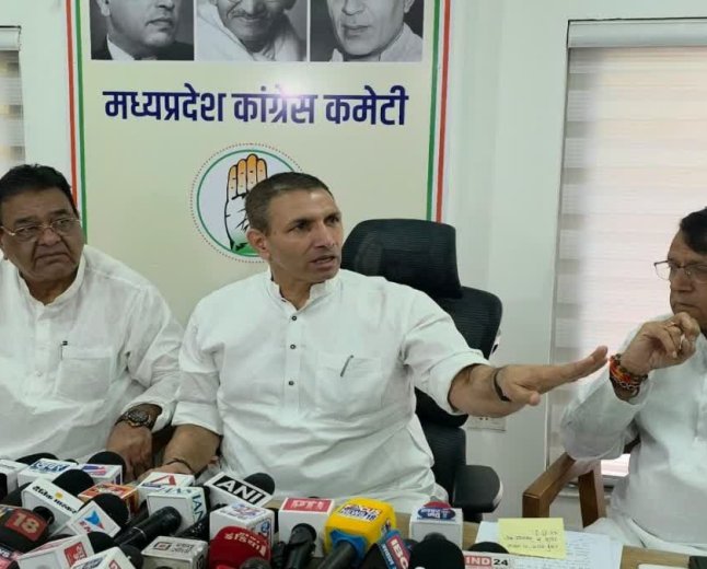 जहरीली शराब और कफ सिरप से मौतों पर सियासत गरमाई, बालाघाट एसपी-कलेक्टर पर विशेषाधिकार हनन का नोटिस