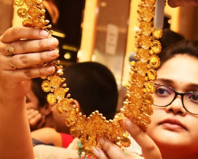 सोना ₹4000 और चांदी ₹5000 सस्ती, वैश्विक तनाव और श्राद्ध पक्ष के कारण बाजार में सन्नाटा