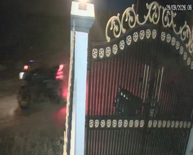 रीवा में बिना ड्राइवर के सड़क पर दौड़ती नजर आई मोटरसाइकिल, वीडियो हुआ वायरल