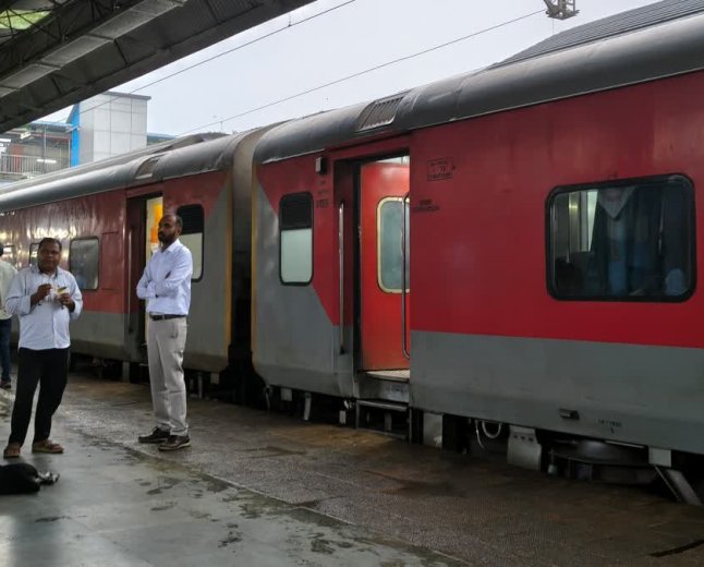 महानगरी, तुलसी और एलटीटी-बनारस एक्सप्रेस का सुपरफास्ट दर्जा खत्म, देखें नए ट्रेन नंबरों की पूरी लिस्ट