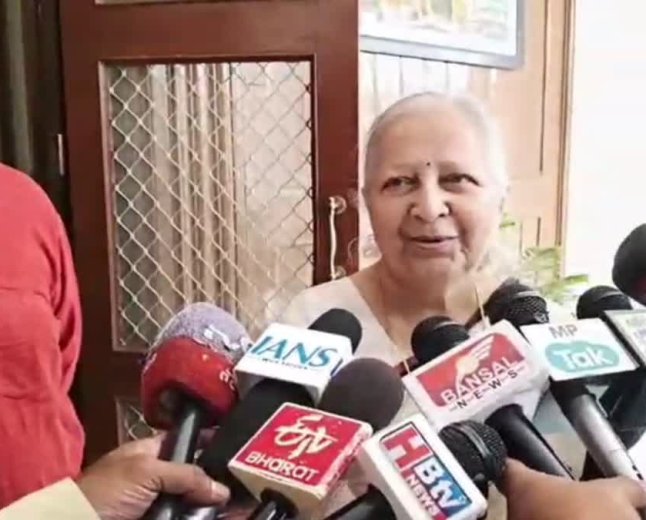 पूर्व लोकसभा अध्यक्ष सुमित्रा महाजन ने सीएम डॉ. मोहन यादव से की मुलाकात, मजाकिया अंदाज में बोलीं- 'नौकरी मांगने आई थी'