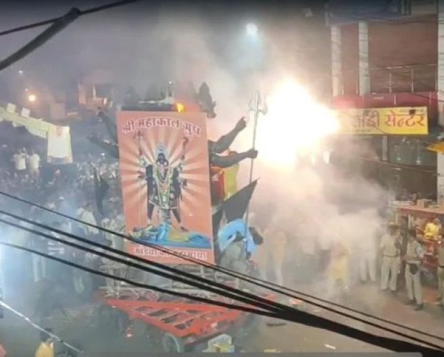 बॉम्बे बाजार में विसर्जन चल समारोह के दौरान आशा मार्केट में लगी आग, टला बड़ा हादसा