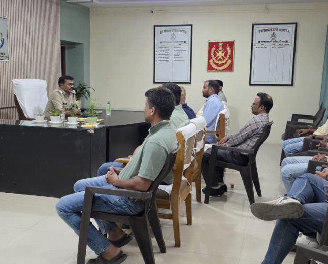 पीछे बैठने वाले सवारी के लिए भी हेलमेट पर जोर, पुलिस अधीक्षक ने दिए नए नवाचार के सुझाव