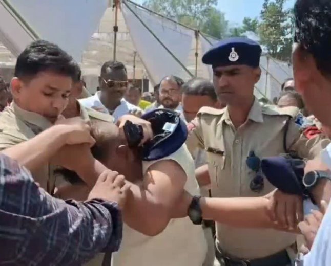 सेवा संकल्प दिवस के लाइव प्रसारण के दौरान बवाल, पुलिस ने मानसिक रूप से कमजोर बताए जा रहे युवक को पकड़ा