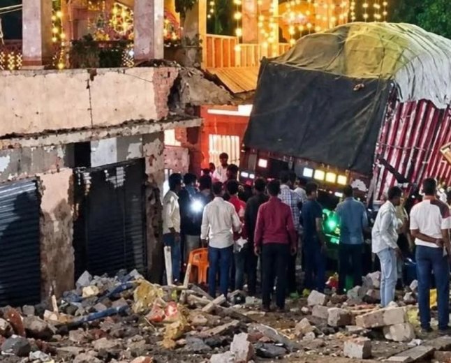 मंदिर हादसे की मजिस्ट्रियल जांच तेज, एडीएम कोर्ट ने 40 प्रशासनिक अधिकारियों को भेजा नोटिस