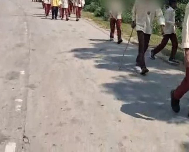 कलेक्टर से मिलने के लिए 60 किलोमीटर पैदल निकले एकलव्य छात्रावास के 150 से अधिक छात्र