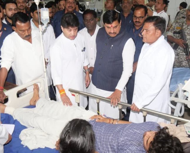 शीतला माता मंदिर हादसा पीड़ितों से मिलने पहुंचे सीएम मोहन यादव, ट्रॉमा सेंटर के बाहर हंगामा और मेडिकल कॉलेज डीन को जड़ा थप्पड़