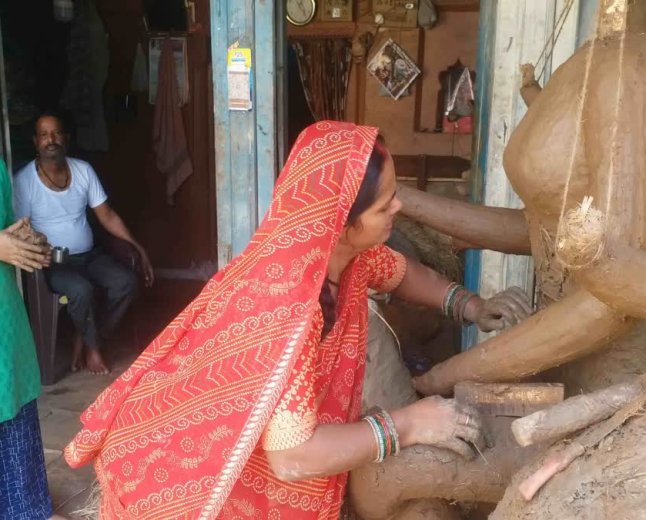 गणेश उत्सव और नवरात्रि के लिए मूर्तियां बना रहीं महिलाएं, आत्मनिर्भरता की अनूठी दास्तान